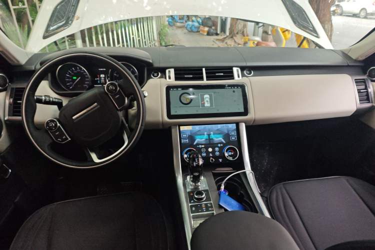 Used Land Rover Range Sport 2014 3.0 SC V6 HSE Center Console