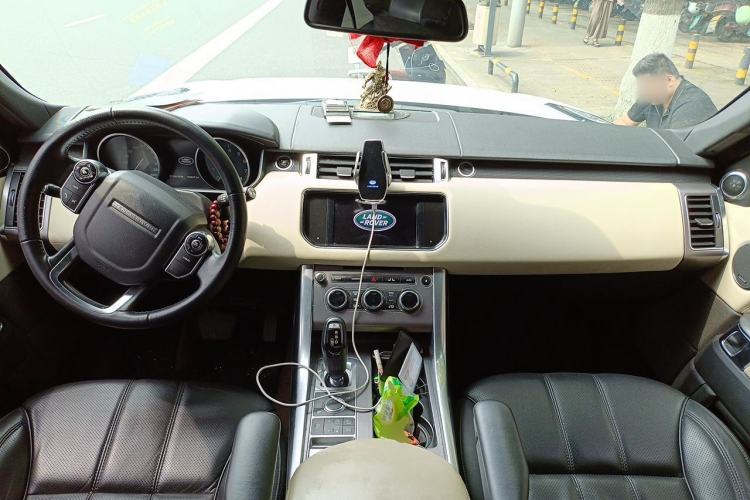 Used Land Rover Range Sport 2014 3.0 SC V6 HSE Center Console