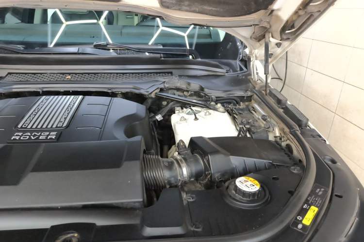 Used Land Rover Range Sport 2014 3.0 SC V6 HSE DYNAMIC Engine Bay Left