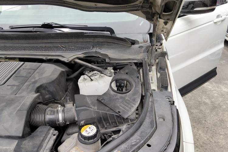 Used Land Rover Range Sport 2014 3.0 SC V6 HSE DYNAMIC Engine Bay Left