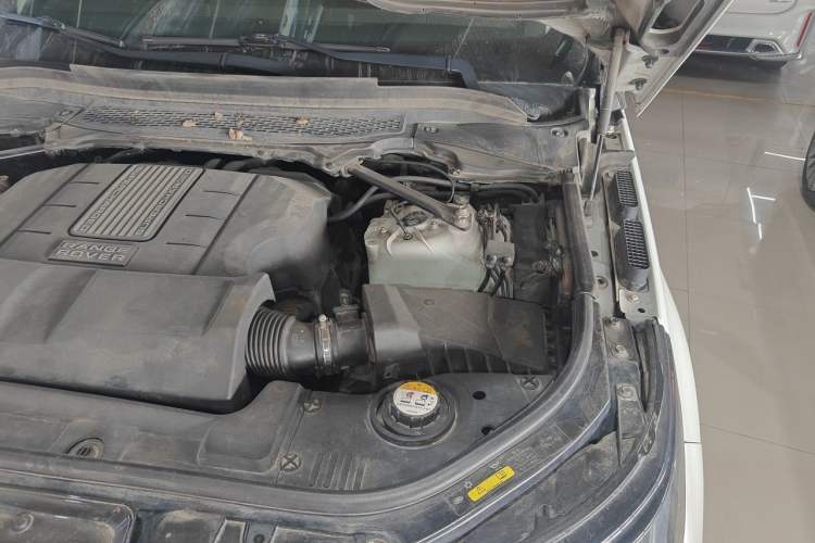 Used Land Rover Range Sport 2014 3.0 SC V6 HSE Engine Bay Left