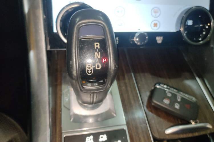 Used Land Rover Range Sport 2014 3.0 SC V6 HSE Gear Lever