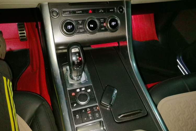 Used Land Rover Range Sport 2014 3.0 SC V6 HSE DYNAMIC Gear Lever