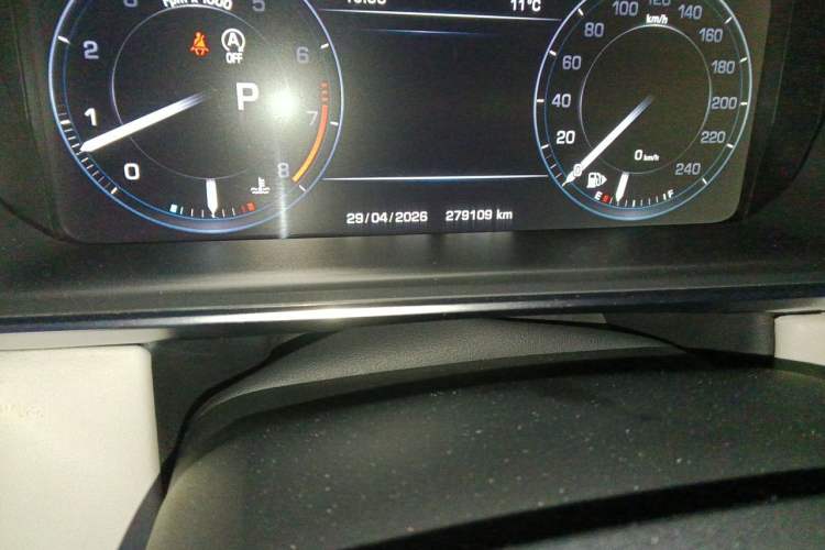 Used Land Rover Range Sport 2014 3.0 SC V6 HSE Odometer Close Up