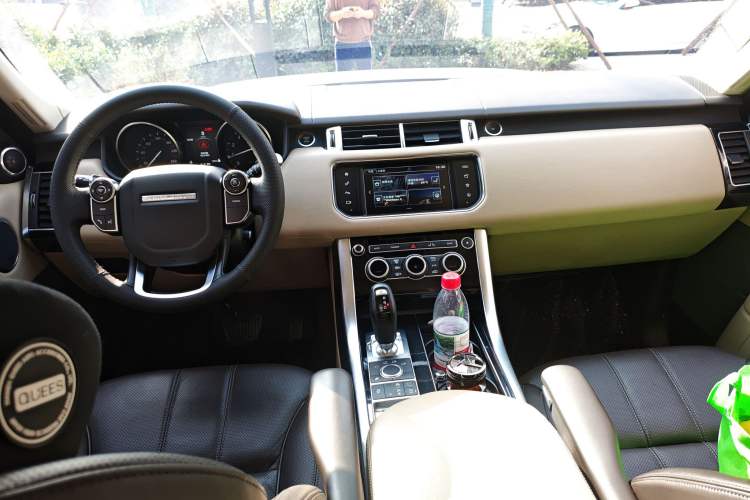 Used Land Rover Range Sport 2015 3.0 SC V6 HSE Center Console