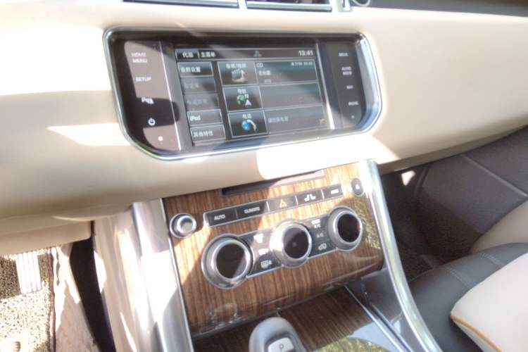 Used Land Rover Range Sport 2015 3.0 SDV6 HSE Audio And AC Panel