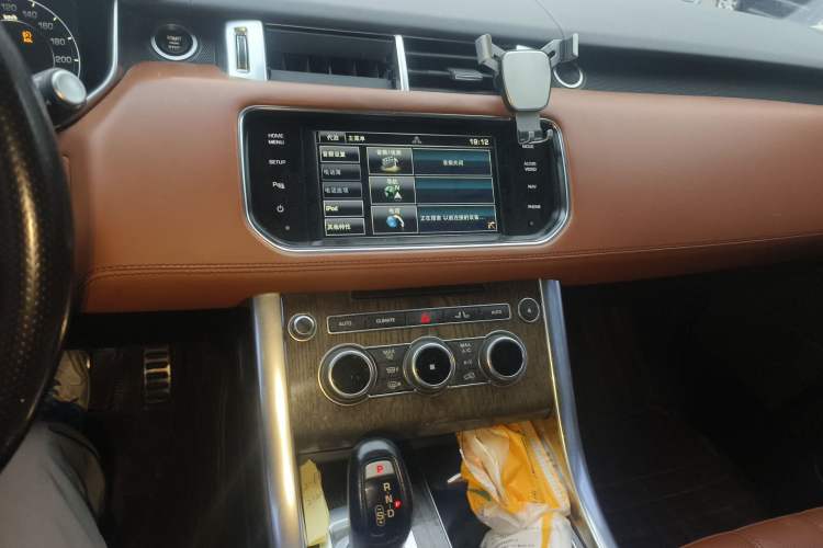 Used Land Rover Range Sport 2015 3.0 SC V6 HSE Audio And AC Panel