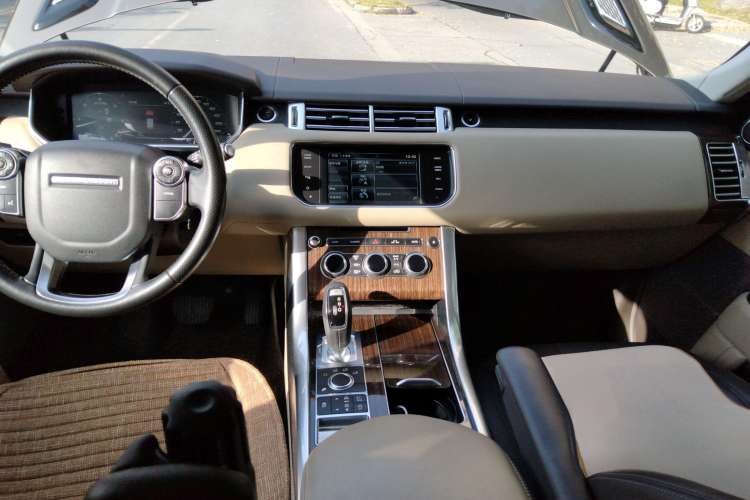 Used Land Rover Range Sport 2015 3.0 SDV6 HSE Center Console