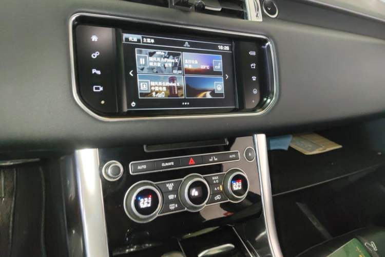 Used Land Rover Range Sport 2015 3.0 SDV6 HSE Audio And AC Panel