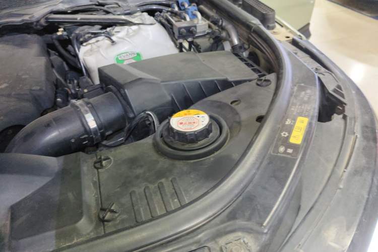 Used Land Rover Range Sport 2015 3.0 SDV6 HSE Engine Bay Left
