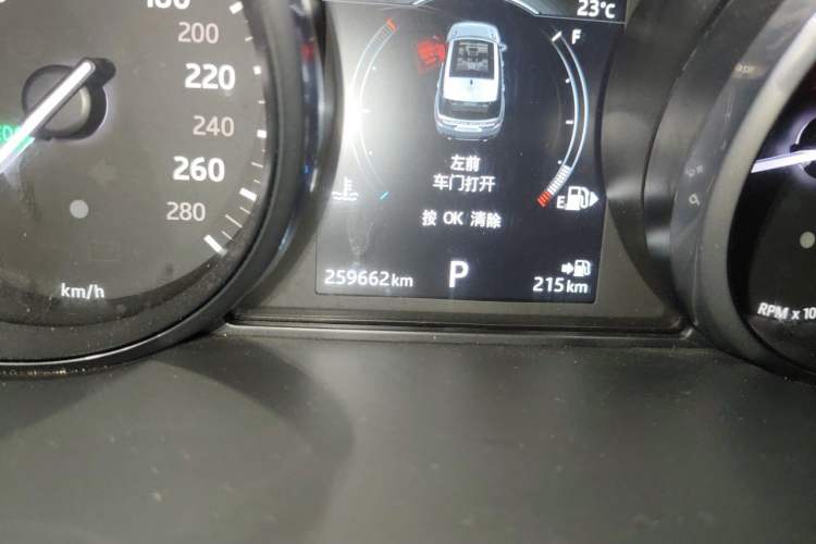 Used Land Rover Range Sport 2015 3.0 SDV6 HSE Odometer Close Up