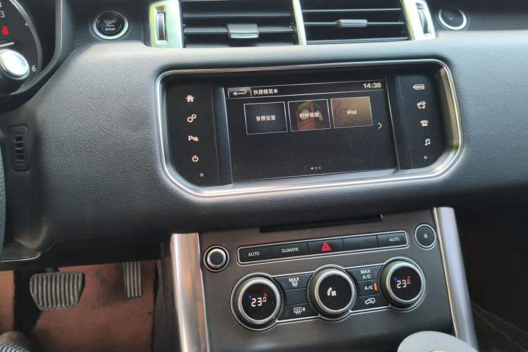 Used Land Rover Range Sport 2015 3.0 SDV6 HSE Audio And AC Panel