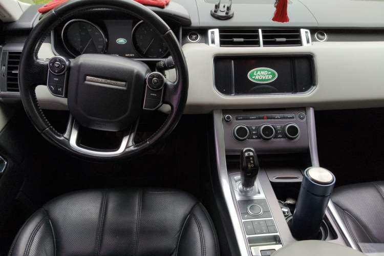 Used Land Rover Range Sport 2015 3.0 SC V6 HSE Center Console