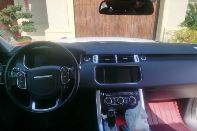 Used Land Rover Range Sport 2015 3.0 SC V6 HSE Center Console