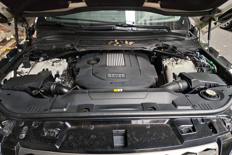 Used Land Rover Range Sport 2015 3.0 SDV6 HSE Engine Bay