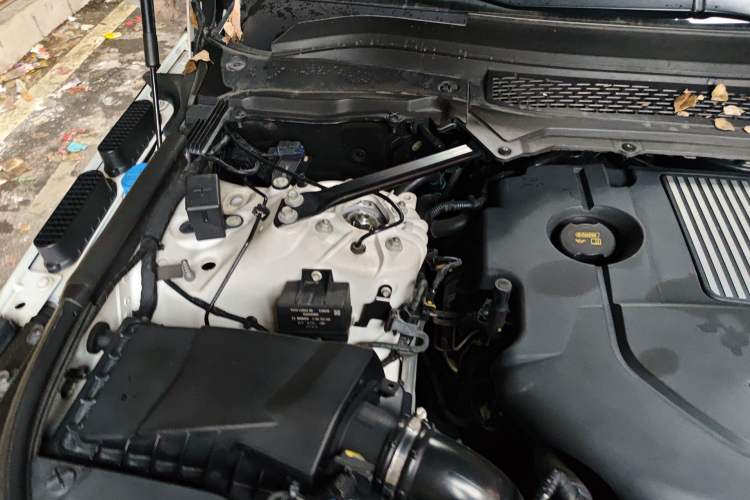 Used Land Rover Range Sport 2015 3.0 SDV6 HSE Engine Bay Right