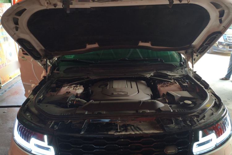 Used Land Rover Range Sport 2015 3.0 SDV6 HSE Engine Bay