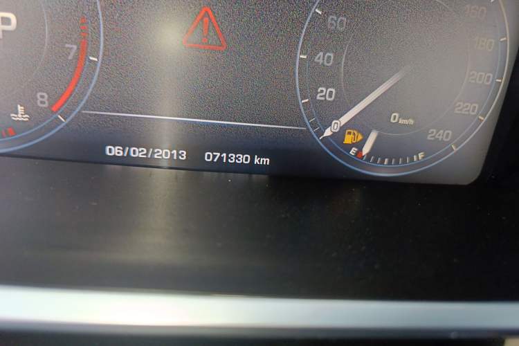 Used Land Rover Range Sport 2015 3.0 SC V6 HSE Odometer Close Up