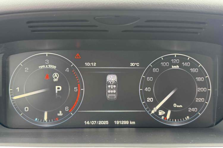 Used Land Rover Range Sport 2015 3.0 SDV6 HSE DYNAMIC Odometer Close Up