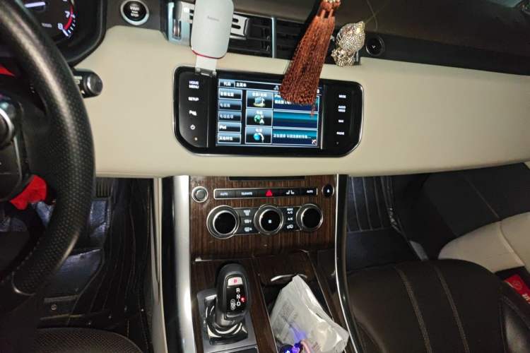 Used Land Rover Range Sport 2015 3.0 SC V6 HSE Audio And AC Panel