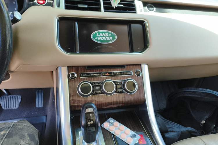 Used Land Rover Range Sport 2016 3.0 SC V6 HSE Audio And AC Panel