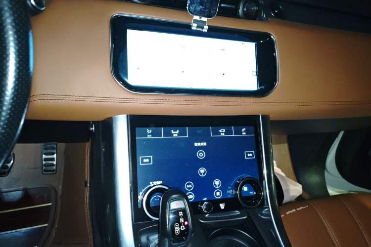 Used Land Rover Range Sport 2016 3.0 SC V6 HST Audio And AC Panel