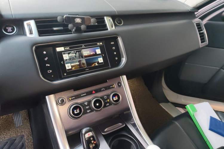Used Land Rover Range Sport 2016 3.0 SDV6 HSE Audio And AC Panel