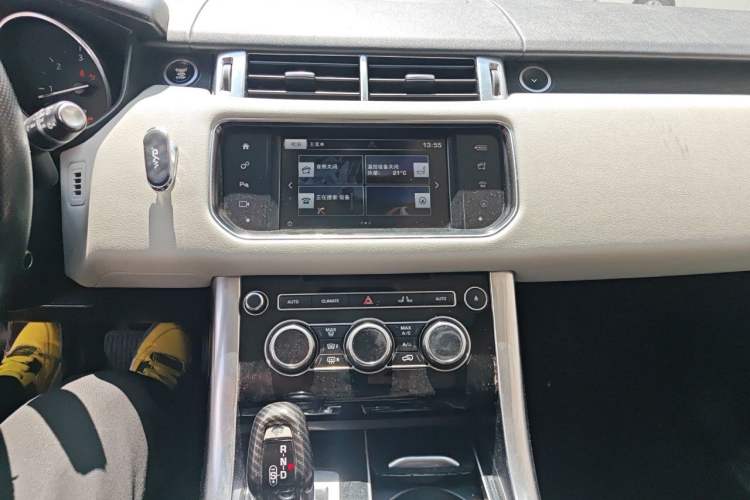 Used Land Rover Range Sport 2016 3.0 SDV6 HSE Audio And AC Panel