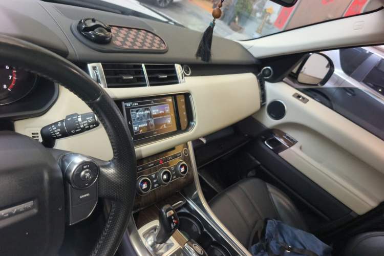 Used Land Rover Range Sport 2016 3.0 SC V6 HSE Audio And AC Panel