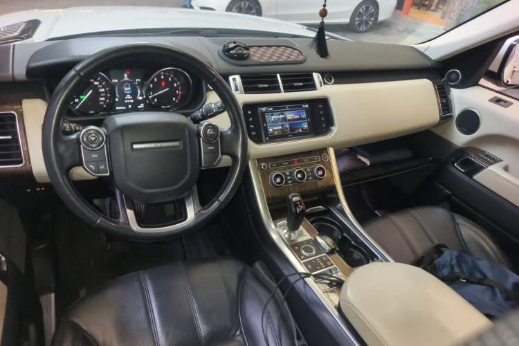 Used Land Rover Range Sport 2016 3.0 SC V6 HSE Center Console