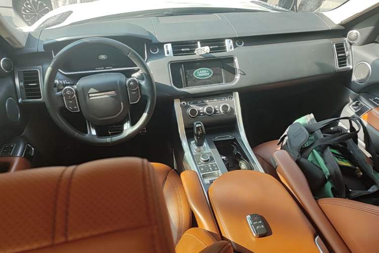 Used Land Rover Range Sport 2016 3.0 SC V6 HSE DYNAMIC Center Console