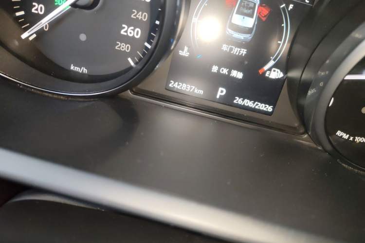 Used Land Rover Range Sport 2016 3.0 SDV6 HSE Odometer Close Up