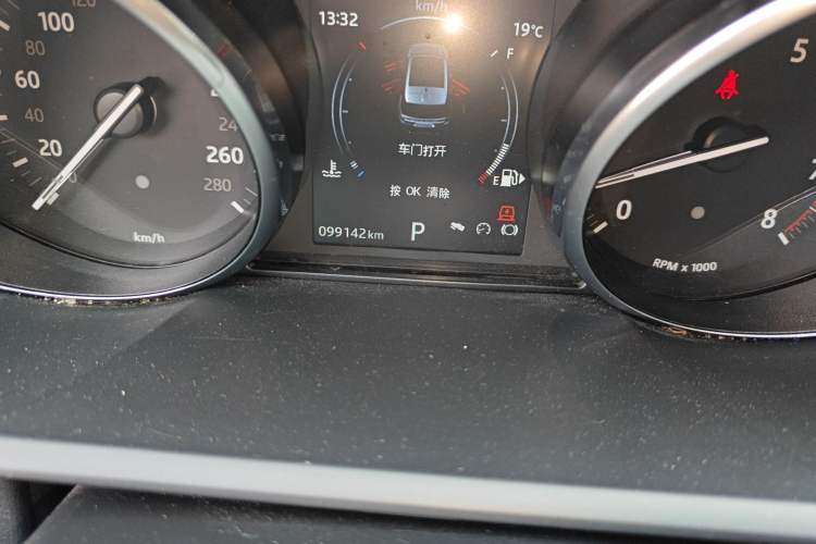 Used Land Rover Range Sport 2016 3.0 SC V6 SE Odometer Close Up