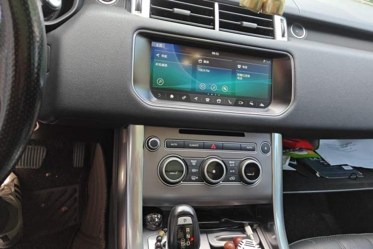 Used Land Rover Range Sport 2017 3.0 SC V6 HSE Audio And AC Panel