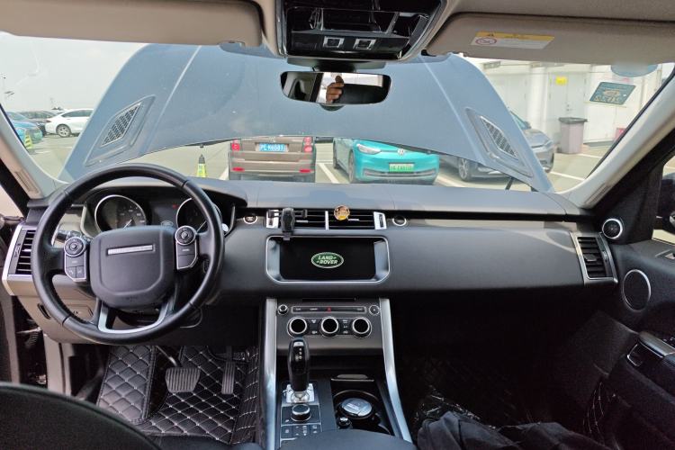 Used Land Rover Range Sport 2017 3.0 SC V6 SE Center Console
