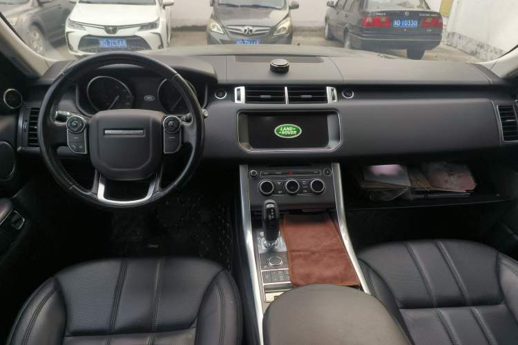 Used Land Rover Range Sport 2017 3.0 SC V6 SE Center Console