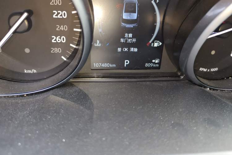 Used Land Rover Range Sport 2017 3.0 SC V6 SE Odometer Close Up