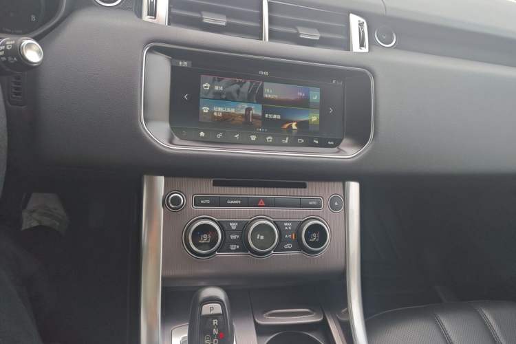 Used Land Rover Range Sport 2017 3.0 SC V6 HSE Audio And AC Panel