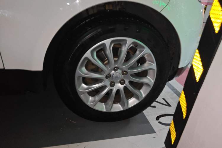 Used Land Rover Range Sport 2017 3.0 SC V6 SE Right Front Wheel Hub
