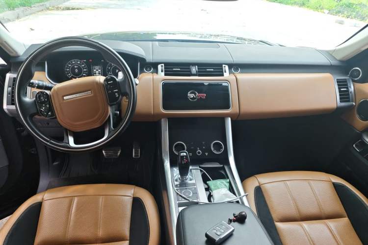 Used Land Rover Range Sport 2018 3.0 SC V6 HSE DYNAMIC Center Console