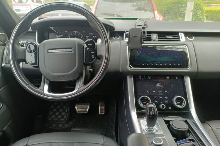 Used Land Rover Range Sport 2018 3.0 SC V6 HSE DYNAMIC Center Console