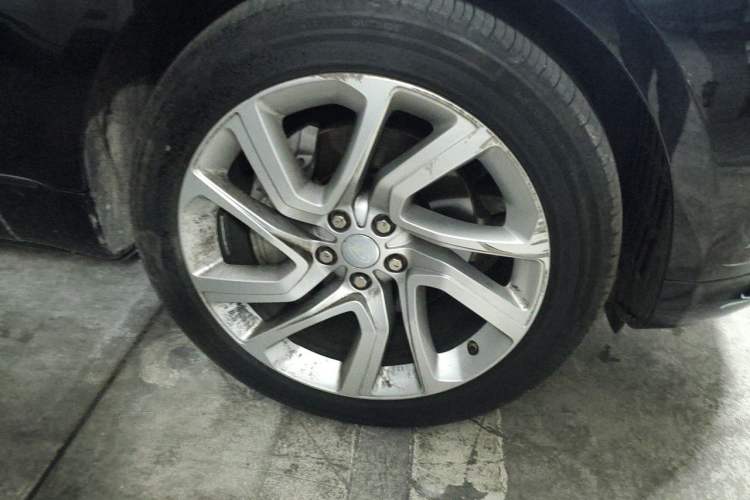 Used Land Rover Range Sport 2019 3.0 L6 HSE DYNAMIC Right Front Wheel Hub