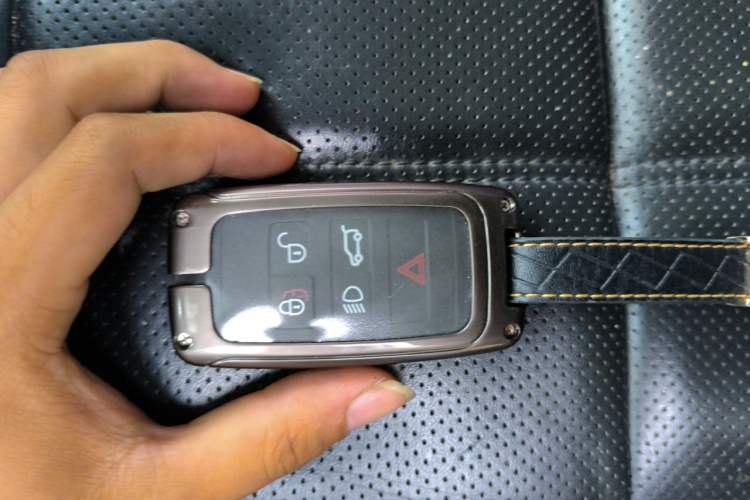 Used Land Rover Range Sport 2019 3.0 L6 SE Vehicle Key