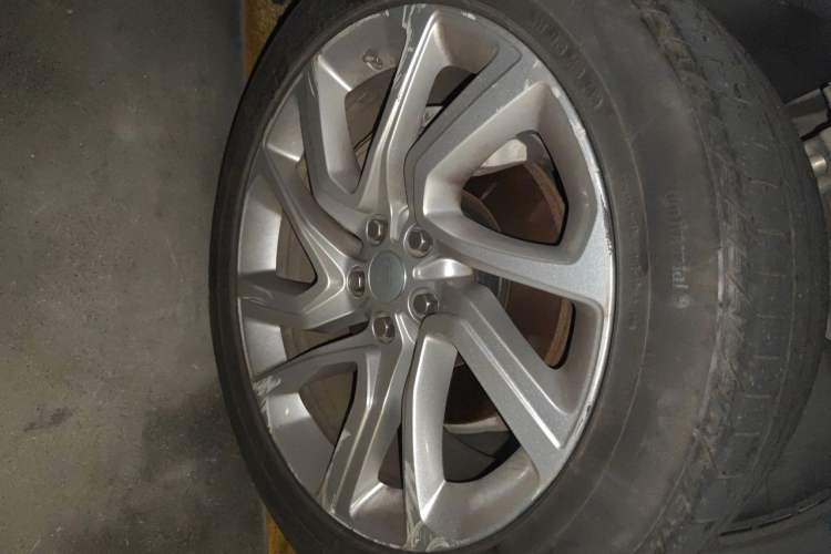 Used Land Rover Range Sport 2019 3.0 L6 HSE DYNAMIC Right Front Wheel Hub