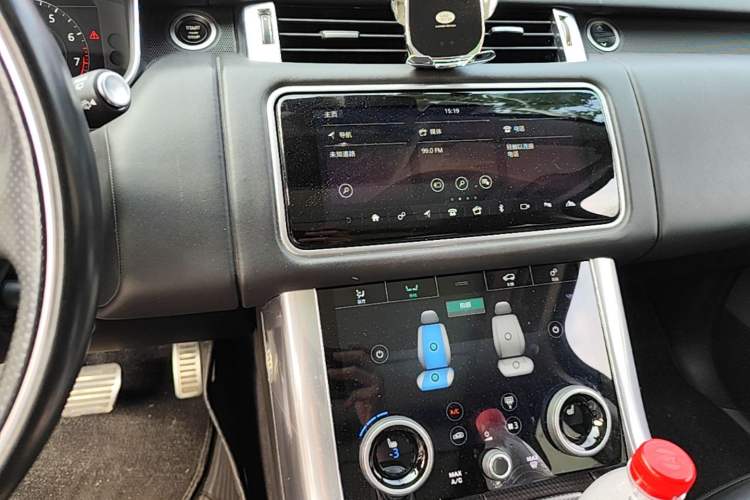 Used Land Rover Range Sport 2019 3.0 L6 HSE DYNAMIC Audio And AC Panel