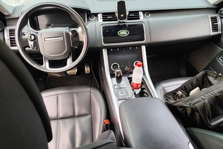 Used Land Rover Range Sport 2019 3.0 L6 HSE DYNAMIC Center Console