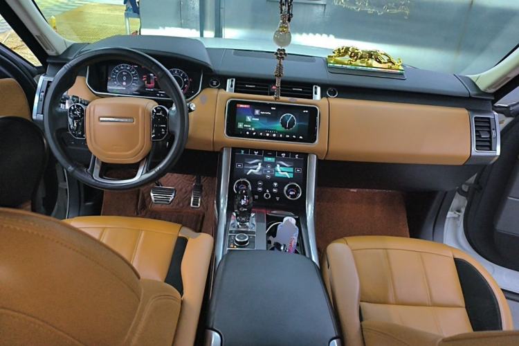 Used Land Rover Range Sport 2019 3.0 L6 SE Center Console