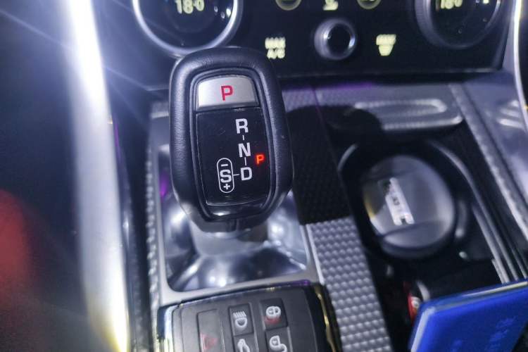 Used Land Rover Range Sport 2019 3.0 L6 HSE DYNAMIC Gear Lever