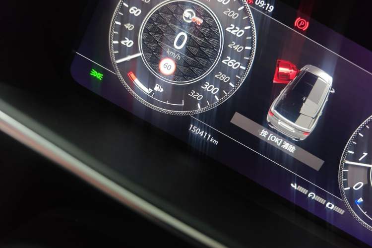 Used Land Rover Range Sport 2019 3.0 L6 SE Odometer Close Up