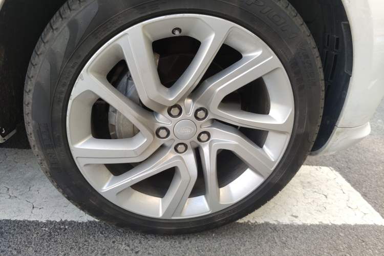 Used Land Rover Range Sport 2019 3.0 L6 HSE DYNAMIC Right Front Wheel Hub